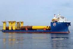 [Schiffe Spezial] GPO GRACE (6) Dias Halbtaucherschiff / Schwerlastschiff GPO GRACE verlässt am 2025-05-31 den Rotterdamer Hafen mit Bauteilen für Windkraftanlagen.