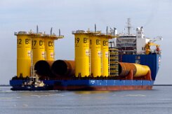 [Schiffe Spezial] GPO GRACE (7) Dias Halbtaucherschiff / Schwerlastschiff GPO GRACE verlässt am 2025-05-31 den Rotterdamer Hafen mit Bauteilen für Windkraftanlagen.