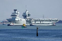 [Schiffe Spezial] Prince of Wales R09 (04) Der britische Flugzeugträger HMS PRINCE OF WALES R09 verlässt am 2024-03-25 den Hafen von Rotterdam.