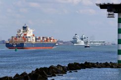 [Schiffe Spezial] Prince of Wales R09 (07) Der britische Flugzeugträger HMS PRINCE OF WALES R09 verlässt am 2024-03-25 den Hafen von Rotterdam. - Begegnung mit Containerschiff SHJING