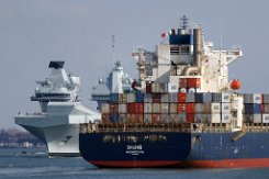 [Schiffe Spezial] Prince of Wales R09 (08) Der britische Flugzeugträger HMS PRINCE OF WALES R09 verlässt am 2024-03-25 den Hafen von Rotterdam. - Begegnung mit Containerschiff SHJING