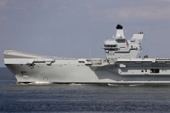 [Schiffe Spezial] Prince of Wales R09 (12) Der britische Flugzeugträger HMS PRINCE OF WALES R09 verlässt am 2024-03-25 den Hafen von Rotterdam. - Startrampe und Aufbauen für die Schiffsführung