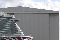 [Schiffe Spezial] IONA (12) Das neue Kreuzfahrtschiff IONA am 2020-03-01 vor der Meyer Werft in Papenburg.