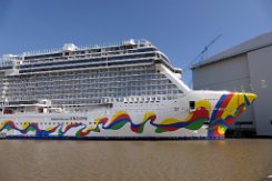 [Schiffe Spezial] NORWEGIAN ENCORE (2) Das Kreuzfahrtschiff NORWEGIAN ENCORE am 24.08.2019 vor der Meyer Werft in Papenburg