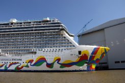 [Schiffe Spezial] NORWEGIAN ENCORE (10) Das Kreuzfahrtschiff NORWEGIAN ENCORE am 24.08.2019 vor der Meyer Werft in Papenburg