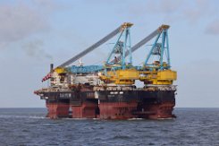 [Schiffe Spezial] SAIPEM 7000 (2) Die SAIPEM 7000 erreicht am 2022-01-30 den Hafen von Rotterdam und passiert dabei die Maasvlakte.