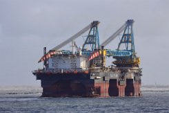 [Schiffe Spezial] SAIPEM 7000 (9) Die SAIPEM 7000 erreicht am 2022-01-30 den Hafen von Rotterdam und passiert dabei die Maasvlakte.