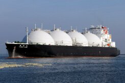 [Schiffe Spezial] SOHSHU MARU (2) Der LNG Tanker SOHSHU MARU läuft am 2025-04-2026 morgens in den Rotterdamer Hafen an, wird gedreht und legt am LNG Terminal an der Maasvlakte an.