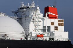 [Schiffe Spezial] SOHSHU MARU (4) Der LNG Tanker SOHSHU MARU läuft am 2025-04-2026 morgens in den Rotterdamer Hafen an, wird gedreht und legt am LNG Terminal an der Maasvlakte an.