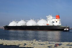[Schiffe Spezial] SOHSHU MARU (5) Der LNG Tanker SOHSHU MARU läuft am 2025-04-2026 morgens in den Rotterdamer Hafen an, wird gedreht und legt am LNG Terminal an der Maasvlakte an.