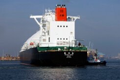 [Schiffe Spezial] SOHSHU MARU (6) Der LNG Tanker SOHSHU MARU läuft am 2025-04-2026 morgens in den Rotterdamer Hafen an, wird gedreht und legt am LNG Terminal an der Maasvlakte an.