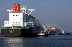 [Schiffe Spezial] SOHSHU MARU (7) Der LNG Tanker SOHSHU MARU läuft am 2025-04-2026 morgens in den Rotterdamer Hafen an, wird gedreht und legt am LNG Terminal an der Maasvlakte an.