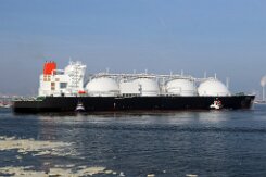 [Schiffe Spezial] SOHSHU MARU (8) Der LNG Tanker SOHSHU MARU läuft am 2025-04-2026 morgens in den Rotterdamer Hafen an, wird gedreht und legt am LNG Terminal an der Maasvlakte an.