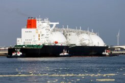[Schiffe Spezial] SOHSHU MARU (9) Der LNG Tanker SOHSHU MARU läuft am 2025-04-2026 morgens in den Rotterdamer Hafen an, wird gedreht und legt am LNG Terminal an der Maasvlakte an.