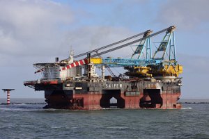 Saipem 7000 Eines der größten Kranschiffe der Welt einlaufend in Rotterdam