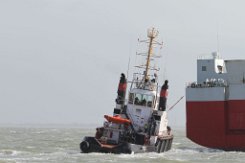 Schleppmanöver: WULF 9 WULF 9 bei der Arbeit mit einem Autotransporter vor Cuxhaven...