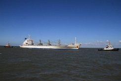 Schleppmanöver: BUGSIER 15 | TAUCHER O. WULF 3 | BOSSE Der Reefer (Kühlschiff) Bosse wird von den Schleppern BUGSIER 15 und TAUCHER O. WULF 3 in den Hafen von Cuxhaven geschleppt.
