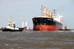 Schleppmanöver: TAUCHER O. WULF 3 | TAUCHER O. WULF 8 | KING COTTON Anlegemanöver in Cuxhaven von dem Bulker 