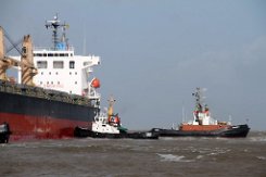 Schleppmanöver: TAUCHER O. WULF 8 | BUGSIER 19 | KING COTTON Anlegemanöver in Cuxhaven von dem Bulker 