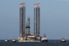 Schleppmanöver: PARAGON HZ1 | CENTAURUS | MULTRATUG 4 | MULTRATUG 14 | SMIT PANTHER | SMIT HUDSON Die Plattform PARAGON HZ1 wird vom Schlepper CENTAURUS in den Hafen von Rotterdam geschleppt...