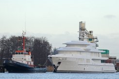Schleppmanöver: LEOPARD | AMELS 24202 Der Schlepper LEOPARD und ein Yachtneubau