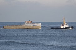 Schleppmanöver: TAUCHER O. WULF 5 | DAMEN YN 547253 TAUCHER O. WULF 5 mit einem Neubau von Damen...