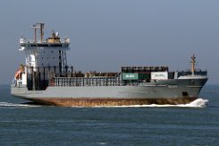 alte Schornsteinmarke: BJORG - 134m (aF 2018) [IMO:9231834] - alte Schornsteinmarke Feederschiff Fotodatum: 2018-05-06 Baujahr: 2001 | DWT: 11386t | Breite: 23m