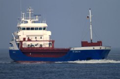 alte Lackierung: FRI BREVIK - 90m (aF 2015) [IMO:9190183] - alte Lackierung Frachtschiff (General Cargo) Fotodatum: 2015-10-04 Baujahr: 2001 | DWT: 3780t | Breite: 13,40m | Tiefgang: max. 5,67m...