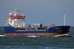 alte Reederei: NORDIC SAGA - 89m (aF 2016) [IMO:9346512] - alte Reederei / alte Schornsteinmarke Tanker (Oil/Chemical Tanker) Fotodatum: 2016-07-15 Baujahr: 2007 | DWT: 4076t | Breite: 13,33m | Tiefgang:...