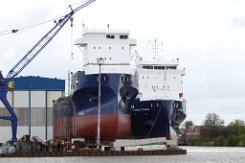 im Bau: zwei Frachtschiff auf der Werft in Leer Der Frachter SYMPHONY PROVIDER sowie das noch unbenannte Schwesterschiff in Leer...