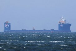 weiteres Foto: GPO AMETHYST - 225m (dA 2023) [IMO:9760433] - doppelte Aufnahme Halbtaucherschiff/ Schwerlastschiff Fotodatum: 2023-04-15 Baujahr: 2018 | DWT: 63581t | Breite: 48,02m | Tiefgang: 10,64m...
