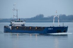 weiteres Foto: ANNE-S - 78m (dA 2025) [IMO:9213715] - doppelte Aufnahme Frachtschiff (General Cargo) Fotodatum: 2025-02-09 Ex-Name: AMY | ANNIKA B Baujahr: 2000 | DWT: 1786t | Breite: 11m |...