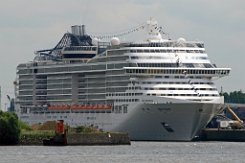 weiteres Foto: MSC PREZIOSA - 333m (dA 2017) [IMO:9595321] - doppelte Aufnahme Kreuzfahrtschiff (Cruise Ship) Fotodatum: 2017-07-05 Baujahr: 2013 | DWT: 13188t | Breite: 37,92m | Tiefgang: max. 8,65m |...