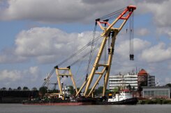 weiteres Foto: ENAK - 55m (dA 2021) [IMO:6826858] - doppelte Aufnahme Hafenkran (Crane Ship) Fotodatum: 2021-06-15 Baujahr: 1967 | Breite: 25m | Tiefgang: 3,2m Maschinenleistung: 774 KW Kran: max....