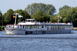 weiteres Foto: EXCELLENCE CORAL - 82m (dA 2025) [KEINE IMO-NUMMER] - doppelte Aufnahme Passagierschiff / Flußkreuzfahrtschiff Fotodatum: 2025-06-29 Baujahr: 1998 | Breite: 9,50m | Tiefgang: 1,05m...