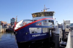 weiteres Foto: FRIEDRICHSORT - 34m (dA 2022) [KEINE IMO-NUMMER] - doppelte Aufnahme Passagierschiff/ Personenfähre Plug-in-Hybridfähre Fotodatum: 2022-08-11 Baujahr: 2022 | Breite: 9,08m | Tiefgang: 2,40m...